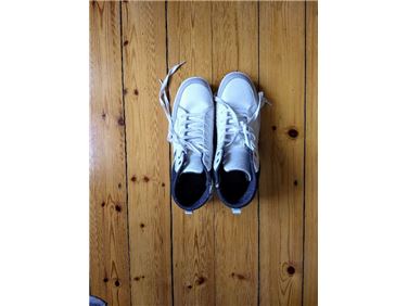Abbildung: Weiße Herrenschuhe