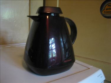 Abbildung: Rotpunkt Thermoskanne, 1 Liter, Farbe Black Cherry 