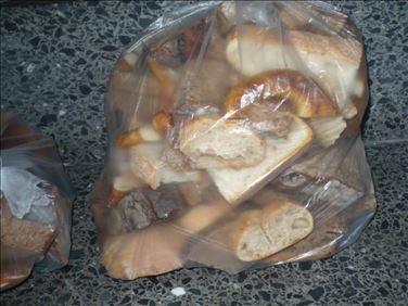 Abbildung: Zwei Tüten schmackhaftes Brot wird verschenkt.