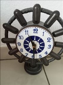 Abbildung: Art-Uhr( D:24cm / H:28cm).Stahl.Voll Funktionsfähig.
