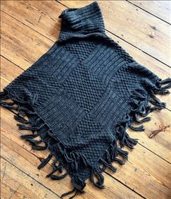 Abbildung: Poncho grau mit Glitzer