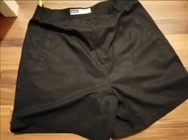 Abbildung: Kurze Hose. Schwarz gr. 44-46, ein shirt bunt dazu