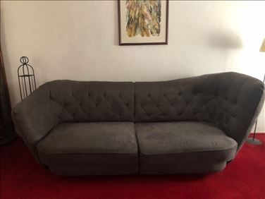 Abbildung: Mega-Couch gegen Kaffee