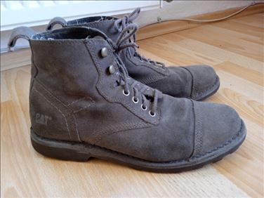 Abbildung: Herren-Halbstiefel aus Veloursleder von CAT, Gr. 42 braun