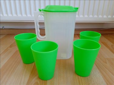 Abbildung: Kanne / Karaffe f. Wasser o. Saft mit 4 Bechern