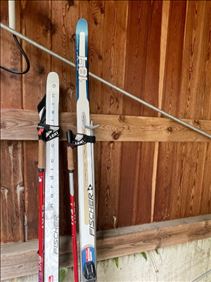Abbildung: Zwei Paar Langlauf-Ski