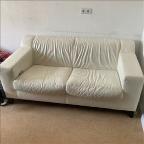 Abbildung: zweisitziges weißes Vinylsofa