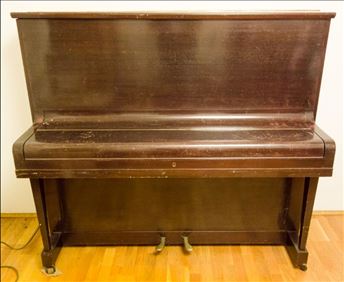 Abbildung: antikes Klavier 