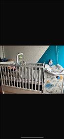 Abbildung: Babybett mit wippfunktion und  Wickeltisch 