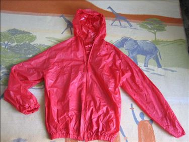 Abbildung: Regenjacke mit Taschen und Kaputze Gr. 38/40,ungetragen