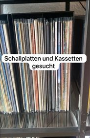 Abbildung: Student sucht Schallplatten oder Kassetten
