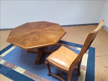Abbildung: 2 Holztische und 2 Stühle samt Teppich 