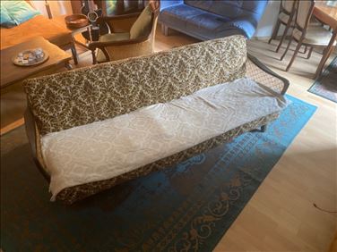 Abbildung: Vintage Schlafsofa aus Holz und Rohrgeflächt - Bezug beschäd