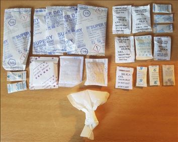 Abbildung: 23 x Silica Gel Tütchen verschiedene Größen