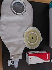 Abbildung: Stoma Beutel, Basisplatte und Stomapuder