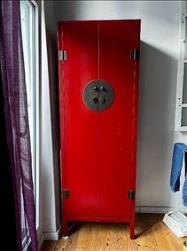Abbildung: Schöner Schrank (Rot und Schwarz)