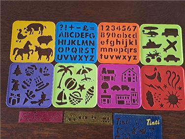 Abbildung: 11 Schablonen: 8 x Tupperware, 1 x Tinti, 2 x no name