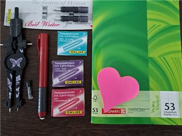 Abbildung: für die Schule: Zirkel, Tintenpatronen etc.