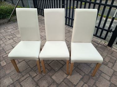 Abbildung: 3 Stühle in Creme 