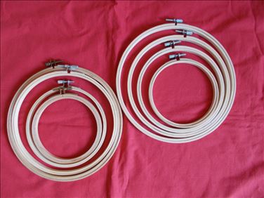 Abbildung: 2 Sets hölzerner Stickrahmen ca. 13 bis ca. 23cm Durchmesser