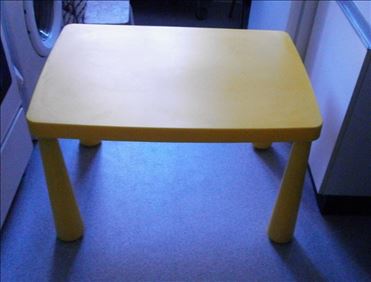 Abbildung: Kindertisch für drinnen und draußen 