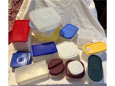 Abbildung: diverse Plastikdosen