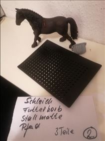 Abbildung: Schleich Pferd, futterkorb, Stallmatte guter Zustand 