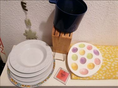 Abbildung: 1 ikea Messerblock, Kaffeefilter blau,eier Teller bunt,BH s