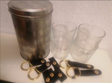 Abbildung: Kaffeedose ikea, 4 Teelichtgläser, div. Nähzubehör schnallen