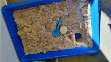 Abbildung: Kinetischer Sand (Zaubersand) und anderes Spielzeug 