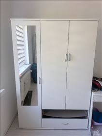 Abbildung: Kleider Schrank Kinderschrank, Bett und Nachtisch