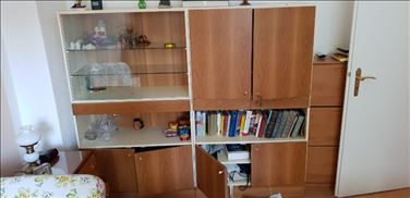 Abbildung: DDR Kleiderschrank mit Vitrine