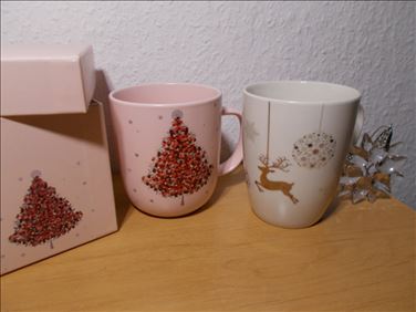 Abbildung: 2 unbenutzte, verschenktaugliche Tassen mit Weihnachtsmotiv