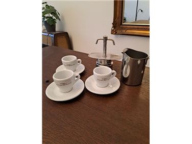 Abbildung: Set: Espressokocher, Milchkännchen, 3 Tassen