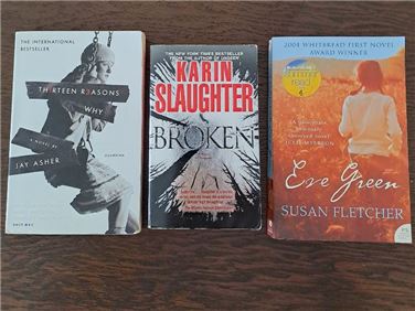 Abbildung: 3 Bücher: Eve Green, Broken, Th1rteen R3asons Why