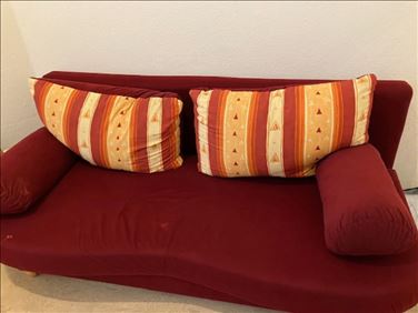 Abbildung: ausziehbare rote Couch