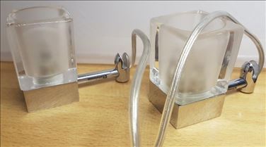 Abbildung: 2 Lampen von einem Spiegel Halogen