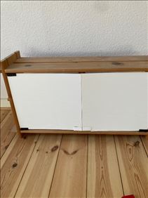 Abbildung: Kleines Holz Regal mit Tür 