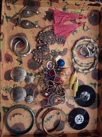 Abbildung: Diverse Ohrringe und Ringe