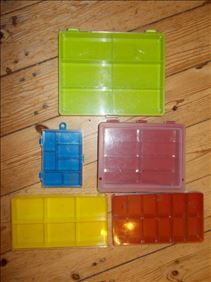 Abbildung: Konvolut von Kleinteile-Magazinen