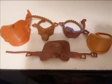 Abbildung: Schleich 5 Stück sattel in guten Zustand 