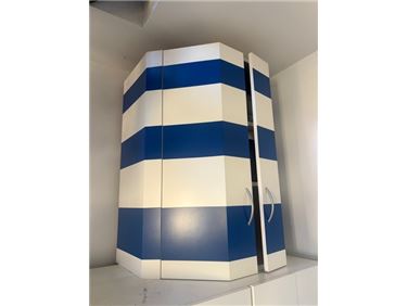 Abbildung: Schrankaufsatz in Leuchtturmoptik