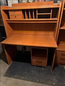 Abbildung: Super schöner Schreibtisch, mit vielen Extras