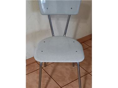 Abbildung: Zwei Küchenstühle 