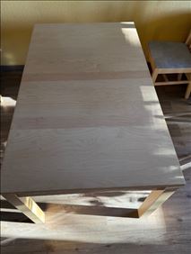 Abbildung: Esstisch in Buche hell