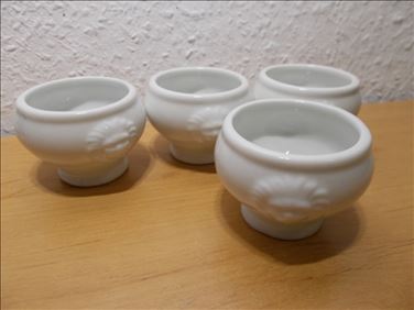 Abbildung: 4 Mini-Löwenkopfterrinen aus Porzellan