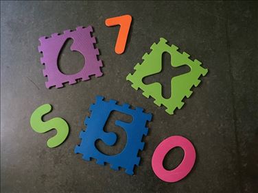 Abbildung: Buchstaben/Zahlen Bodenpuzzle