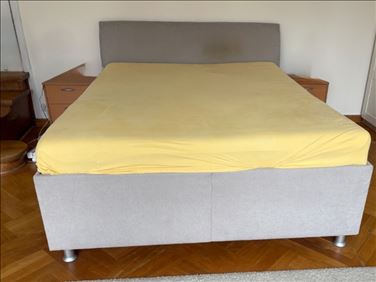 Abbildung: Doppelbett mit Matratze zu verschenken 