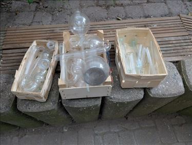 Abbildung: Laborgläser, Laborthermometer