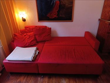 Abbildung: Rotes Sofa mit Ausziehfunktion 